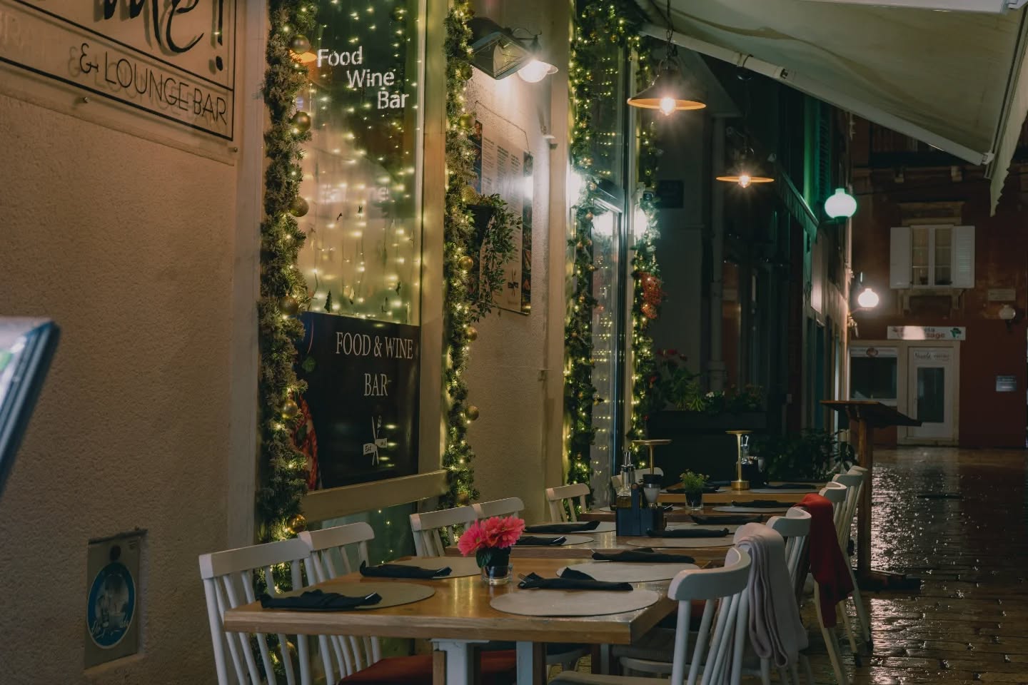 Želimo vam toplo blagdansko vrijeme. Vrata našeg restorana su vam otvorena. Dobrodošli ste u naš ugodni ambijent. Sretni blagdani!